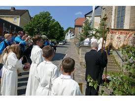 Fronleichnamsprozession durch die Straßen von Naumburg (Foto: Karl-Franz Thiede)